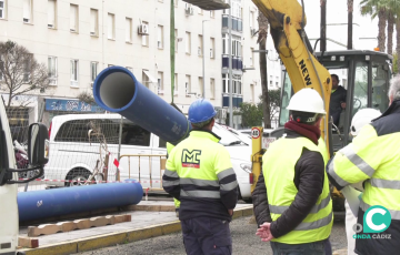 Máquinas durante los trabajos en el lugar de las obras en la capital gaditana