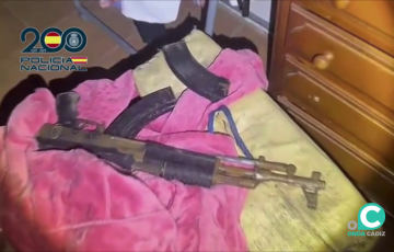 Una de las amas incautadas durante el operativo