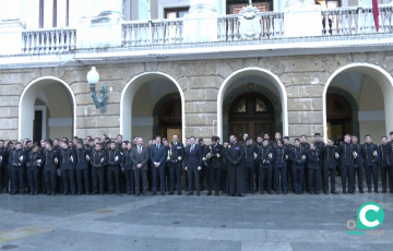 Autoridades y dotación en la plaza  de San Juan de Dios este viernes