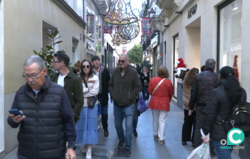 Viandantes por una de las calles centricas de la capital gaditana durante las pasadas fiestas