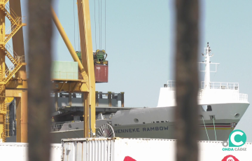 Un barco de mercancias en plena labor de carga en el muelle de la capital gaditana