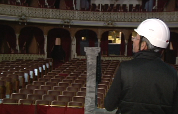 Trabajador en el Teatro Falla en una imagen de archivo
