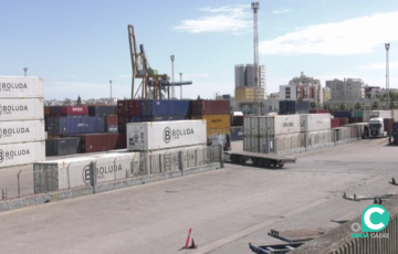 Contenedores en el puerto de Cádiz