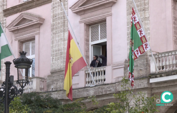 Operarios situan las banderas a media asta en el Palacio Provincial
