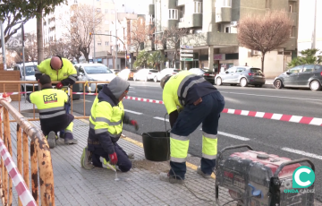 Operarios durante los primeros trabajos en la jornada de este lunes