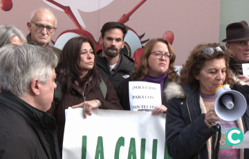 Ediles de Adelante Izquierda Gaditana durante una de las concentraciones por el fallecimiento de personas sin techo