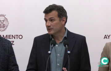 El regidor gaditano contesta a los medios este viernes en el Ayuntamiento de Cádiz