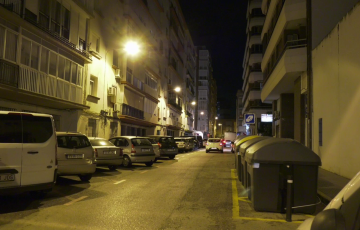 Detalle de farolas en la calle Braille de la capital gaditana