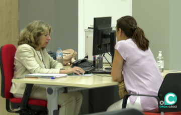 Interior de una oficina de empleo en la capital gaditana