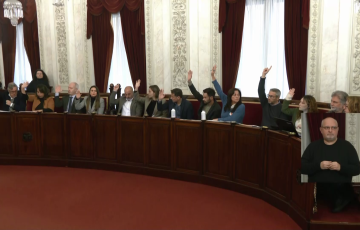 Momento de la votación durante la sesión plenaria municipal de este jueves