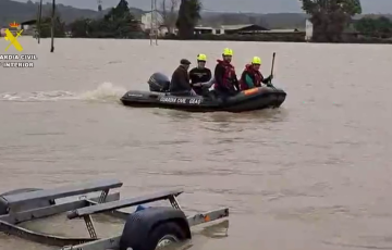 Lancha de rescate de la Guardia Civil interviniendo en una de las zonas inundadas del municipio jerezano