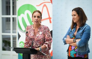 La presidenta de la Diputación de Cádiz, Almudena Martínez, junto a la diputada responsable del Área de Servicios Sociales, Familias e Igualdad, Paula Conesa.