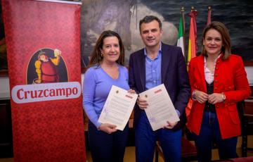 Autoridades y representantes de la marca durante tras la firma