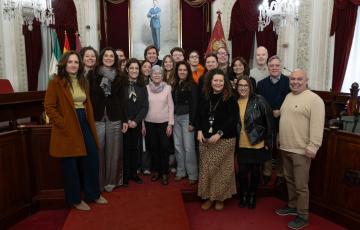 Autoridades y participantes en el acto en el Salón de Plenos del Ayuntamiento de Cádiz