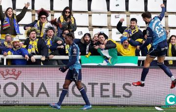 Dawda celebra el tanto inicial con los aficionados cadistas (Foto: La Liga)
