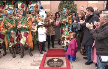 El Ayuntamiento, junto a su familia, han descubierto esta placa junto al Gran Teatro Falla