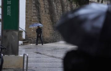 Una persona con paraguas por el centro de la capital gaditana este miércoles