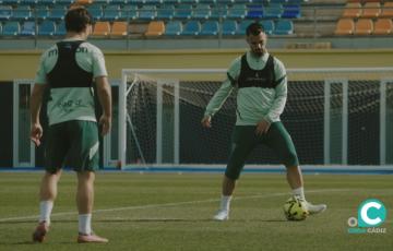 Suso junto a Iza en la sesión de este viernes (Foto: Cádiz CF)