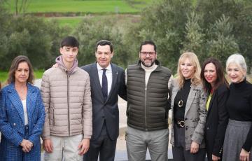 El presidente de la Junta con distintos vecinos de la localidad cordobesa 