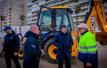 El alcalde de Cádiz inspeccionando las playas tras los efectos de los pasados temporales