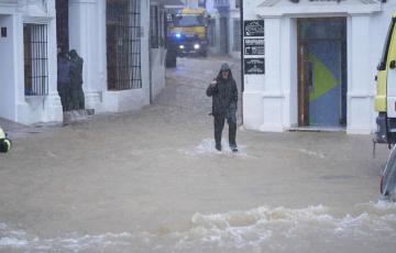 Aspecto de una calle inundada de la localidad serrana