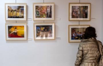 Una visitante observa alguna de las creaciones que ofrecer la colección