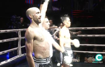 Carlos Coello, en el momento de proclamarse vencedor del combate. 