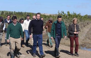 Visita del comisario europeo de Agricultura, Christophe Hansen, a Jerez de la Frontera, junto al presidente de la Junta de Andalucía.