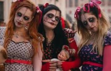 En Carnaval son muchas las personas que van disfrazadas por la calle y acuden a fiestas.