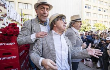 La chirigota del Selu, con el tipo de 'Los Enteraos' (2009) en uno de los tablaos itinerantes de Cruzcampo