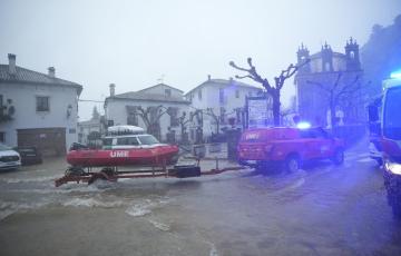 Miembros de la UME trabajan en labores de achique de agua en calles y viviendas de la localidad gaditana de Grazalema inundadas tras el paso de la borrasca Leonardo.