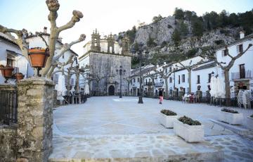 Calle de Grazalema normalizando su estampa tras haber sido escenario de graves inundaciones por el pasado temporal