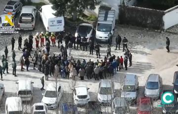 Vecinos de Grazalema reunidos este domingo con efectivos de la Guardia Civil. 