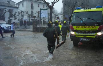 Miembros del cuerpo de bomberos trabajan en labores de achique de agua en localidades de la serranía