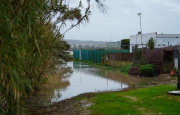 Imagenes de la crecida fluvial a su paso por la barriada de la Corta el pasado viernes