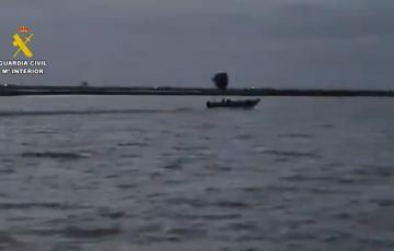 Imagen de la narcolancha en la persecución por el río Guadalquivir.