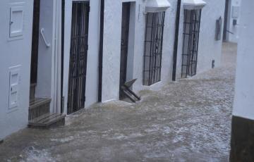 Calle de la localidad serrana tomada por las aguas