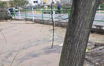 Uno de los puentes en Jimena con la crecida del río al límite