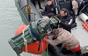 Momento de la izada a la superficie con un globo de reflotamiento