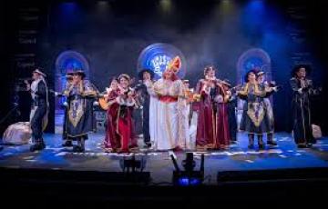 La comparsa La Camorra durante una actuación el el Gran Teatro Falla.