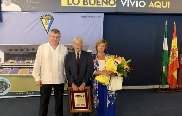 Manolín Bueno recibía un homenaje del Cádiz CF en el año 2019.