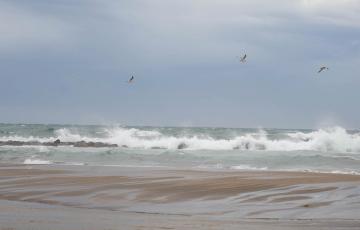 Fuerte oleaje y viento debido al paso del frente que traerá más inestabilidad