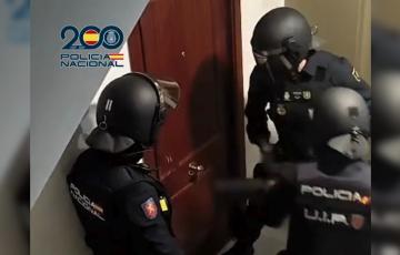 Agentes de la Policía Nacional antes de realizar los registros domiciliarios. 