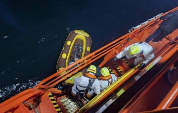 Momento del salvamento en aguias gaditanas