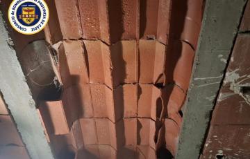 Parte del techo que se ha desprendido en una vivienda en Cádiz. 