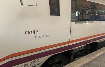 Tren media distancia en una imagen de archivo