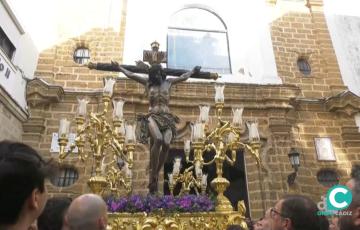 El Santísimo Cristo de la Misericordia por las calles de Cádiz presidiendo el vía crucis.