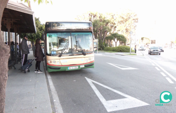 Usuarios accediendo al vehículo urbano en la parada de la plaza de Españ.a