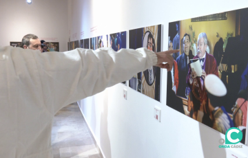 Invitados recorren las salas en el acto de apertura de la muestra