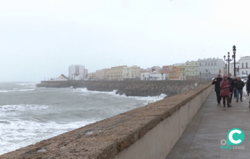 Viandantes por el Campo del Sur de la capital gaditana este miércoles